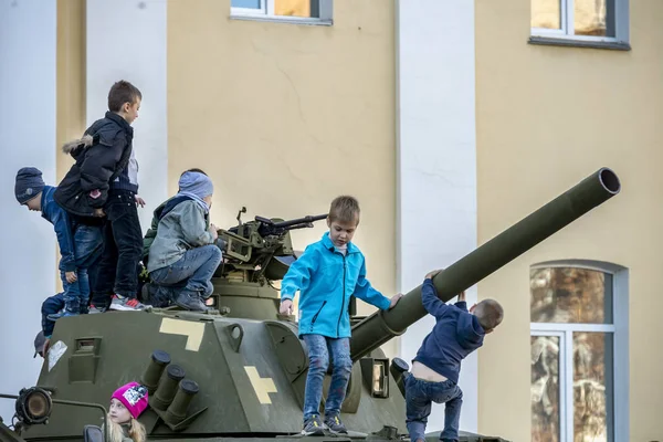 2018 Żytomierz Ukraina Wystawa Sprzętu Wojskowego Centralnym Placu Miasta Dzieci — Zdjęcie stockowe