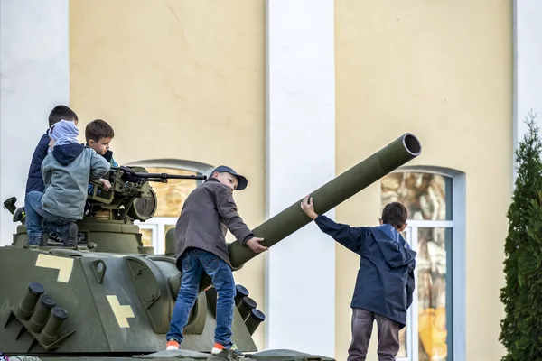 2018 Żytomierz Ukraina Wystawa Sprzętu Wojskowego Centralnym Placu Miasta Dzieci — Zdjęcie stockowe