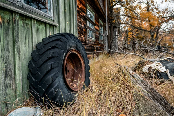 Verlaten Huizen Zone Van Tsjernobyl Met Tracktor Wiel — Stockfoto