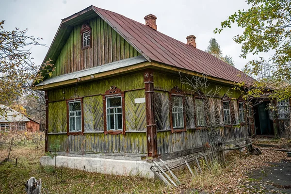 Casa Abandonada Cubierta Plantas Silvestres Que Comenzaron Amarillas Zona Exclusión —  Fotos de Stock