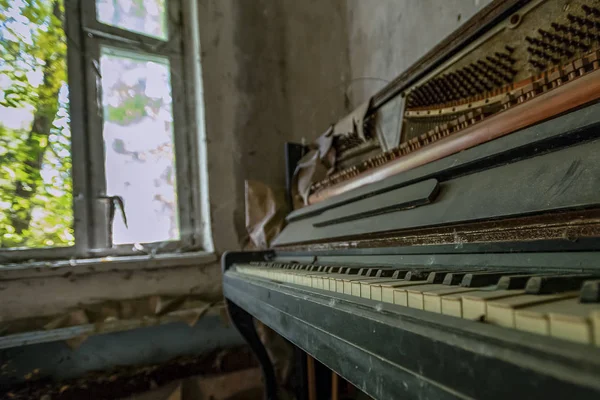 Πέταξαν Ένα Πιάνο Ένα Εγκαταλελειμμένο Διαμέρισμα Της Pripyat — Φωτογραφία Αρχείου