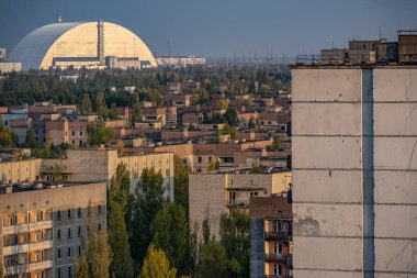 atılmış bir şehirde yüksek katlı bir apartmanın çatı reaktör sığınaktan görüntüleyin