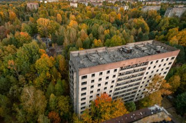 şehri terk edilmiş şehrin yüksek katlı binaların tepesinden atılan sonbahar manzarası