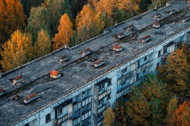 şehri terk edilmiş şehrin yüksek katlı binaların tepesinden atılan sonbahar manzarası