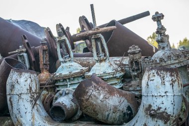 terk edilmiş radyoaktif borular ve vinçler