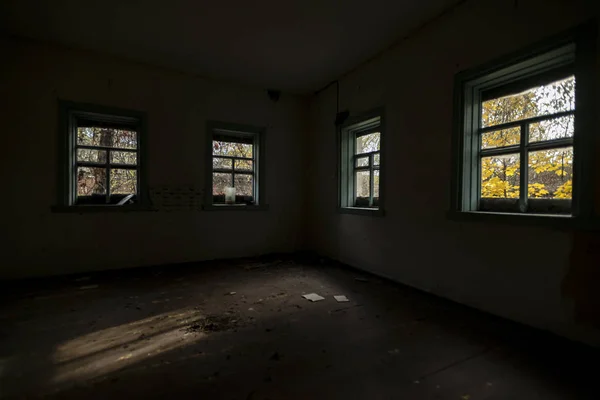 Dan Pencere Eşiği Karanlık Evde Sonbahar Avludan Üzerinde Göster — Stok fotoğraf