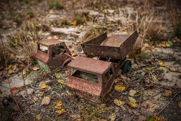 Glömda Och Rostiga Barnleksaker Smittat Radioaktiv Strålning Och Kastas Forever — Stockfoto