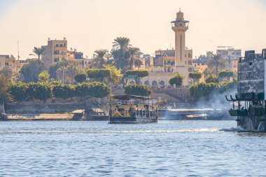 12.11.2018 Aswan, Mısır, güneşli bir günde bir şehir çerçevede bir Nil boyunca hareket büyük cruise feribot