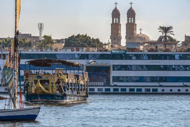 12.11.2018 Aswan, Mısır, güneşli bir günde bir şehir çerçevede bir Nil boyunca hareket büyük cruise feribot