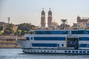 12.11.2018 Aswan, Mısır, güneşli bir günde bir şehir çerçevede bir Nil boyunca hareket büyük cruise feribot