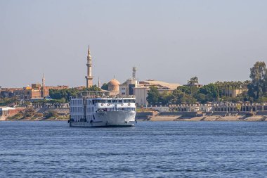 12.11.2018 Aswan, Mısır, güneşli bir günde bir şehir çerçevede bir Nil boyunca hareket büyük cruise feribot
