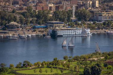 12.11.2018 güneşli bir çerçevede bir şehir nilies bir nehir boyunca yelken Aswan, Mısır ' A tekne felucca