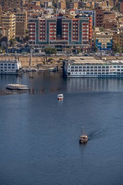 12.11.2018 güneşli bir çerçevede bir şehir nilies bir nehir boyunca yelken Aswan, Mısır ' A tekne felucca