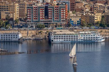12.11.2018 güneşli bir çerçevede bir şehir nilies bir nehir boyunca yelken Aswan, Mısır ' A tekne felucca