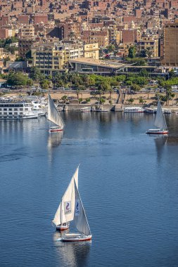 12.11.2018 güneşli bir çerçevede bir şehir nilies bir nehir boyunca yelken Aswan, Mısır ' A tekne felucca