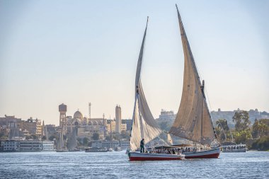 12.11.2018 güneşli bir çerçevede bir şehir nilies bir nehir boyunca yelken Aswan, Mısır ' A tekne felucca