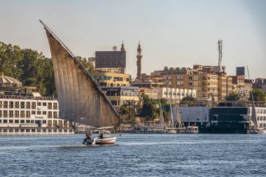 12.11.2018 güneşli bir çerçevede bir şehir nilies bir nehir boyunca yelken Aswan, Mısır ' A tekne felucca