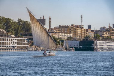 12.11.2018 güneşli bir çerçevede bir şehir nilies bir nehir boyunca yelken Aswan, Mısır ' A tekne felucca