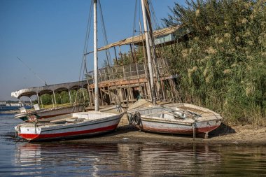 12.11.2018 Aswan, Mısır, tekneler güneşli bir günde bir çivi ortasında küçük bir adada terk