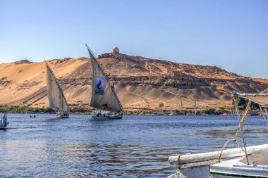 12.11.2018 nehir boyunca yelken Aswan, Mısır ' A tekne felucca nil güneşli bir günde bir sahil plaj karşı