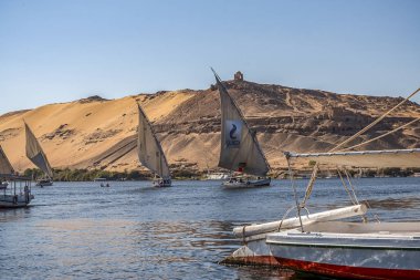 12.11.2018 nehir boyunca yelken Aswan, Mısır ' A tekne felucca nil güneşli bir günde bir sahil plaj karşı