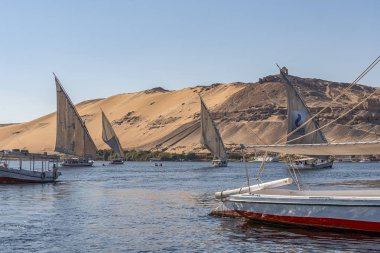 12.11.2018 nehir boyunca yelken Aswan, Mısır ' A tekne felucca nil güneşli bir günde bir sahil plaj karşı