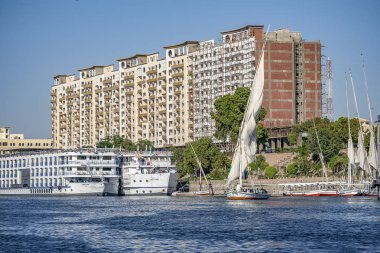 12.11.2018 güneşli bir çerçevede bir şehir nilies bir nehir boyunca yelken Aswan, Mısır ' A tekne felucca