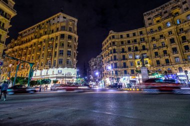 18/11/2018 Kahire, Mısır, bir gece çok fazla trafik ile Afrika ve devletin başkenti merkezi kare ve çok fener