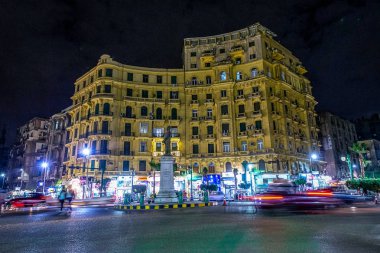 18/11/2018 Kahire, Mısır, bir gece çok fazla trafik ile Afrika ve devletin başkenti merkezi kare ve çok fener