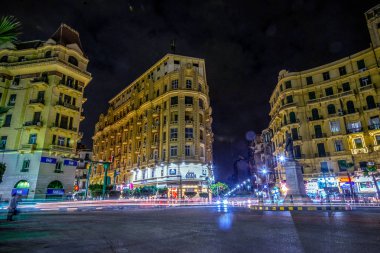 18/11/2018 Kahire, Mısır, bir gece çok fazla trafik ile Afrika ve devletin başkenti merkezi kare ve çok fener