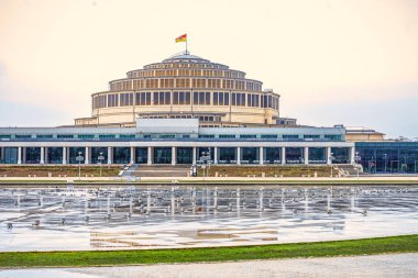 12/22/2018 Wroclaw, Polonya, bir kasvetli kış gününde bir çeşme ile büyük bir kare üzerinde Centennial Hall