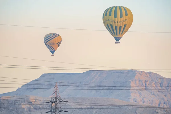 2018 Luxor Egipto Globos Aire Caliente Levantándose Amanecer Sobre Oasis — Foto de Stock