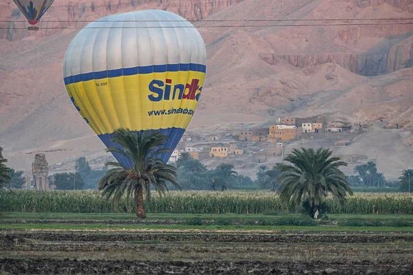 2018 Luxor Egipto Globos Aire Caliente Levantándose Amanecer Sobre Oasis — Foto de Stock