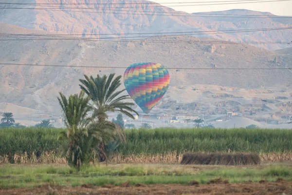 2018 Luxor Egipto Globos Aire Caliente Levantándose Amanecer Sobre Oasis — Foto de Stock