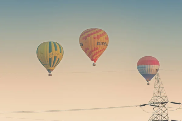 2018 Luxor Egipto Globos Aerostáticos Elevándose Cielo Amanecer Sobre Fondo — Foto de Stock