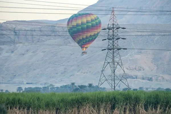 2018 Luxor Egipto Globos Aire Caliente Levantándose Amanecer Sobre Oasis — Foto de Stock