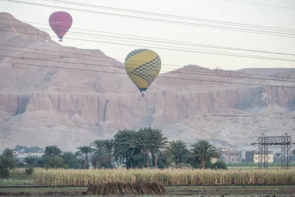 2018 Luxor Egipto Globos Aire Caliente Levantándose Amanecer Sobre Oasis — Foto de Stock