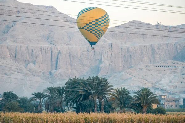 2018 Luxor Egipto Globos Aire Caliente Levantándose Amanecer Sobre Oasis — Foto de Stock