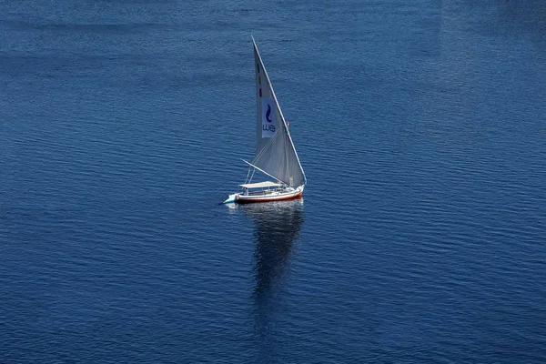 2018 Асуан Египет Лодка Felucca Плывущая Вдоль Реки Ноль Солнечный — стоковое фото