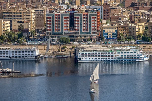 12.11.2018 güneşli bir çerçevede bir şehir nilies bir nehir boyunca yelken Aswan, Mısır ' A tekne felucca