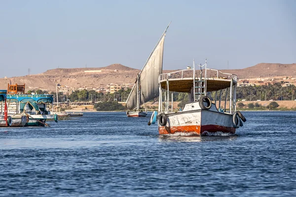2018 アスワン エジプト カラフルな塗装の川のボート フェルッカ晴れた日に Nil — ストック写真