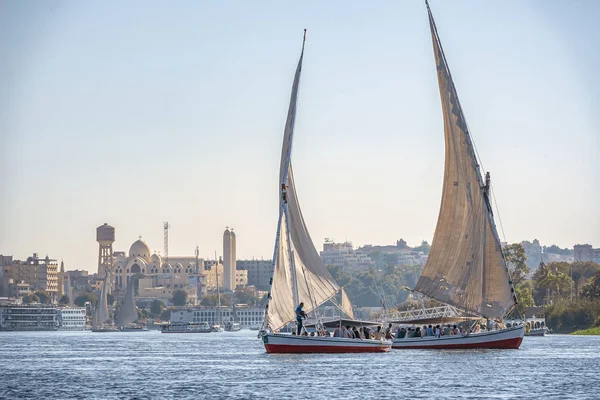 12.11.2018 güneşli bir çerçevede bir şehir nilies bir nehir boyunca yelken Aswan, Mısır ' A tekne felucca