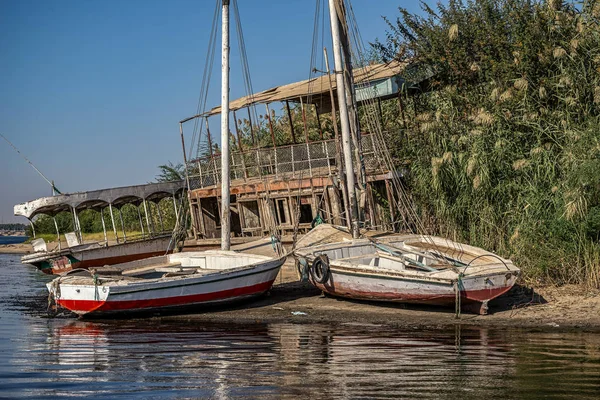 2018 アスワン エジプト 晴れた日に爪の真ん中にある小さな島にボートを断念しました — ストック写真