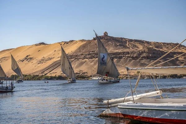 2018 Ασουάν Της Αιγύπτου Μια Βάρκα Φελούκα Ιστιοπλοΐα Κατά Μήκος — Φωτογραφία Αρχείου