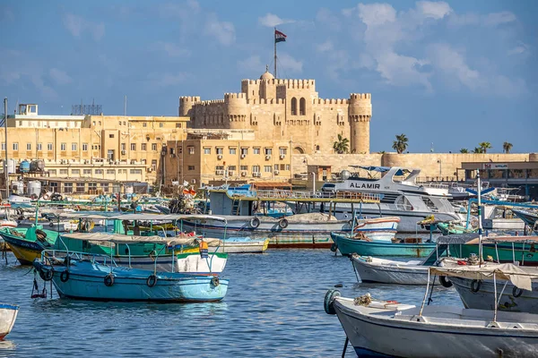 16.11.2018 güneşli bir gün eski bir askeri kalede kentin kıyıda görünümünden İskenderiye, Mısır,.