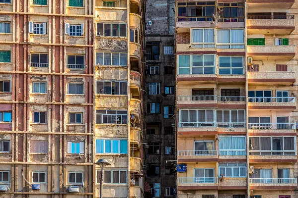 2018 影と未開発の壁を非常に悪い状態の国営住宅のファサード エジプト アレキサンドリア — ストック写真