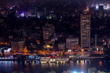 18/11/2018 Kahire, Mısır, inanılmaz gökdelen kenti bir gece şehir ışıkları dolu