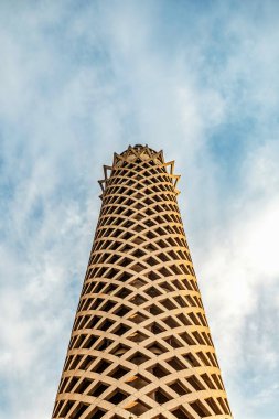 18/11/2018 Kahire, Mısır, Nil gökyüzüne karşı ortasında bir adada bir iş kuleye bakış