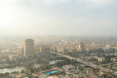 18/11/2018 Kahire, Mısır, panoramik merkezi ve kentin en yüksek kule Afrika sermaye ve duman ve zararlı emisyonların hava içine büyük bir konsantrasyon ile gözlem güverteden iş parçası.