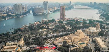 18/11/2018 Kahire, Mısır, panoramik merkezi ve kentin en yüksek kule Afrika sermaye ve duman ve zararlı emisyonların hava içine büyük bir konsantrasyon ile gözlem güverteden iş parçası.